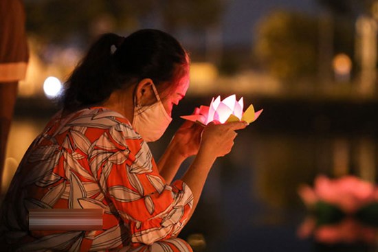 Nghẹn lòng những lời nhắn trên hoa đăng tưởng niệm đồng bào đã mất vì dịch Covid-19