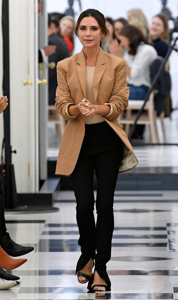 Kiểu trang phục Victoria Beckham diện mãi không chán: Hóa ra là bí kíp sang chảnh hóa style cho nàng 30+-10