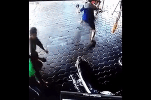 Video: Phản ứng xuất thần của người cha cứu sống 2 con nhỏ trước 'lưỡi hái tử thần'