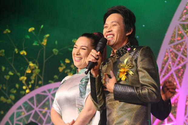 Rầm rộ hình ảnh NS Hoài Linh lặng lẽ đứng ngoài dự đám tang của cố ca sĩ Phi Nhung, thực hư là gì?-6