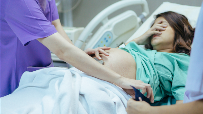 Con dâu chuyển dạ đau oằn trong phòng sinh, mẹ chồng vẫn đứng cạnh cằn nhằn một chuyện khiến cô tức giận đuổi bà ra ngoài-2