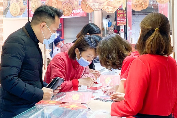 Tôm càng xanh cỡ đại rẻ khó tin, khách mua ngán ngẩm lắc đầu-4