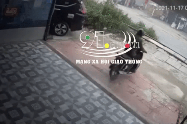 Nam thanh niên đi xe máy bị tàu hỏa cán qua tử vong, đoạn clip 15 giây khiến tất cả ám ảnh