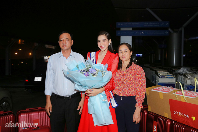 Hoa hậu Đỗ Thị Hà sụt sùi khi bố mẹ tiễn ra sân bay, mang 200kg hành lý chính thức tham dự Hoa hậu Thế giới 2021-2