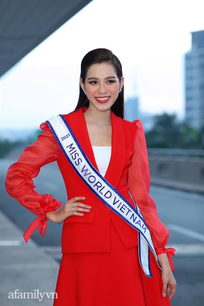 Hoa hậu Đỗ Thị Hà sụt sùi khi bố mẹ tiễn ra sân bay, mang 200kg hành lý chính thức tham dự Hoa hậu Thế giới 2021-8