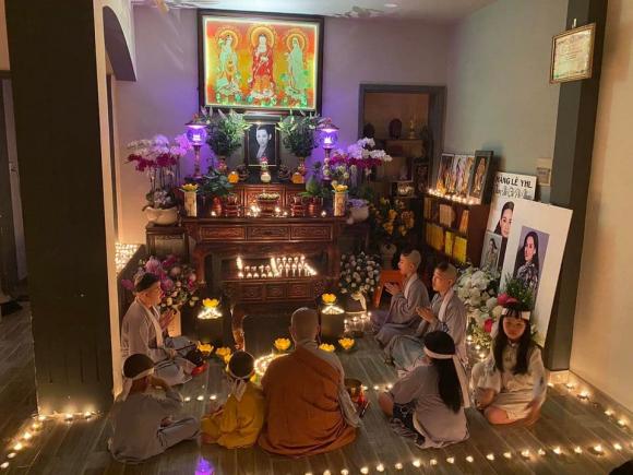 Các con nuôi tụng kinh cầu siêu cho mẹ Phi Nhung, quản lý cố ca sĩ chia sẻ một câu đầy xót xa-2