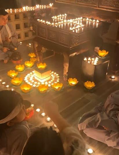 Các con nuôi tụng kinh cầu siêu cho mẹ Phi Nhung, quản lý cố ca sĩ chia sẻ một câu đầy xót xa-4