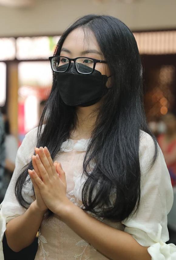 Các con nuôi tụng kinh cầu siêu cho mẹ Phi Nhung, quản lý cố ca sĩ chia sẻ một câu đầy xót xa-9