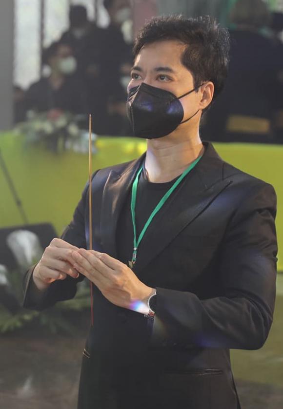 Các con nuôi tụng kinh cầu siêu cho mẹ Phi Nhung, quản lý cố ca sĩ chia sẻ một câu đầy xót xa-11