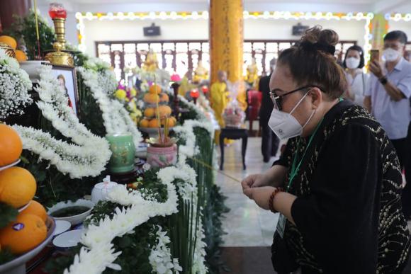 Các con nuôi tụng kinh cầu siêu cho mẹ Phi Nhung, quản lý cố ca sĩ chia sẻ một câu đầy xót xa-12