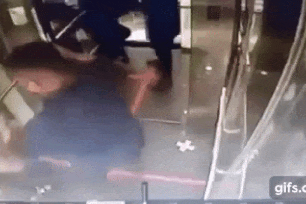 Cô gái bị nhóm cả chục gã đàn ông lột đồ, làm nhục và hành hung dã man suốt 2 tiếng đồng hồ, clip vụ việc khiến dư luận bàng hoàng tột độ-4