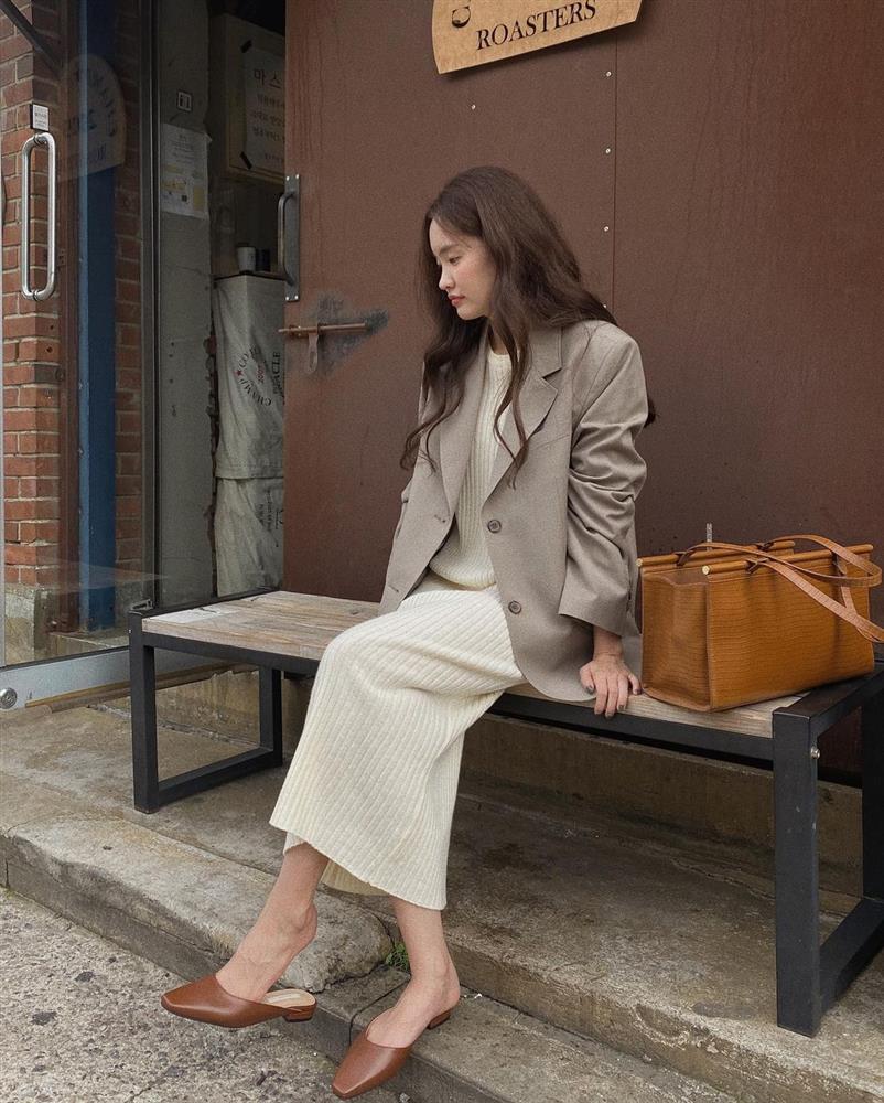 4 kiểu giày kết hợp được với mọi trang phục mùa đông, không khiến nàng thấp bé bị dìm dáng-16