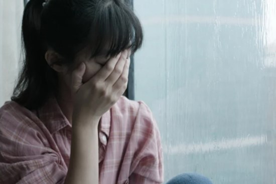 Bó hoa dại học sinh nghèo tặng và nét chữ nguệch ngoạc trên tấm thiệp 20/11 khiến tôi xót xa vô cùng