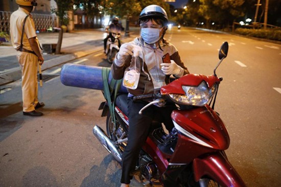 Ông bố chở bình oxy cứu con bất chấp lệnh giới nghiêm: Bé đi rồi, từ nay không còn đau nữa
