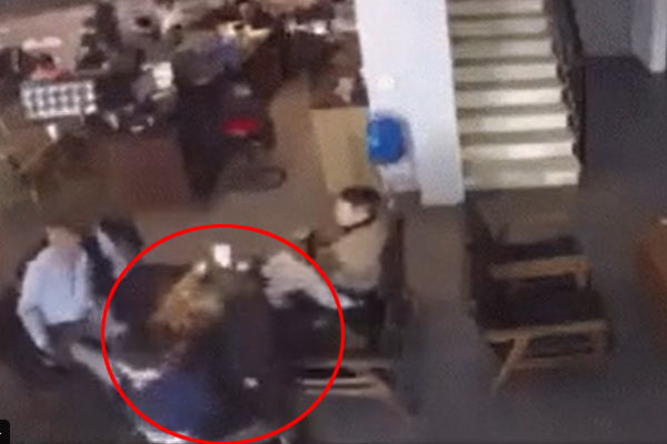 Kinh hoàng clip giám đốc ở Nghệ An bị bắn trọng thương khi đang ngồi uống cafe, tất cả xung quanh đều hoảng loạn-1