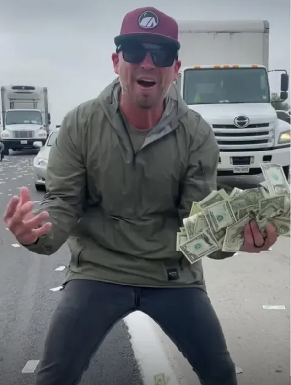 Nhiều người đổ xô nhặt tiền trên cao tốc ở Mỹ-1