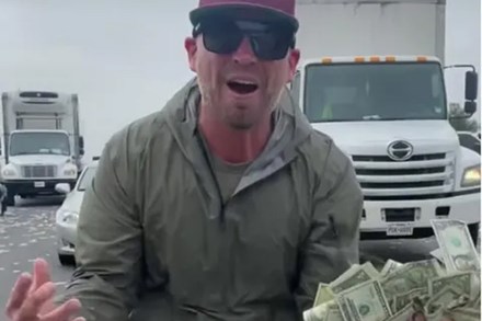 Nhiều người đổ xô nhặt tiền trên cao tốc ở Mỹ