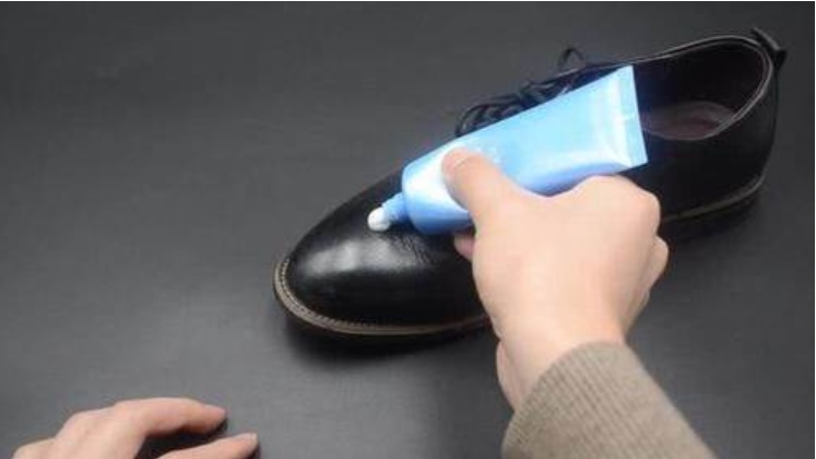 Bôi một ít kem dưỡng da tay đã hết hạn sử dụng lên cánh cửa, ai ngờ có tác dụng hiệu quả-1