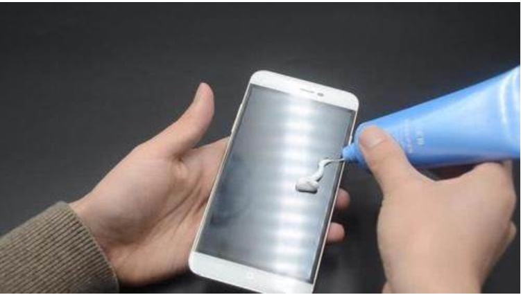 Bôi một ít kem dưỡng da tay đã hết hạn sử dụng lên cánh cửa, ai ngờ có tác dụng hiệu quả-3