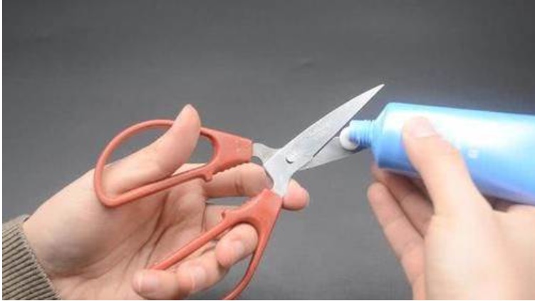 Bôi một ít kem dưỡng da tay đã hết hạn sử dụng lên cánh cửa, ai ngờ có tác dụng hiệu quả-5