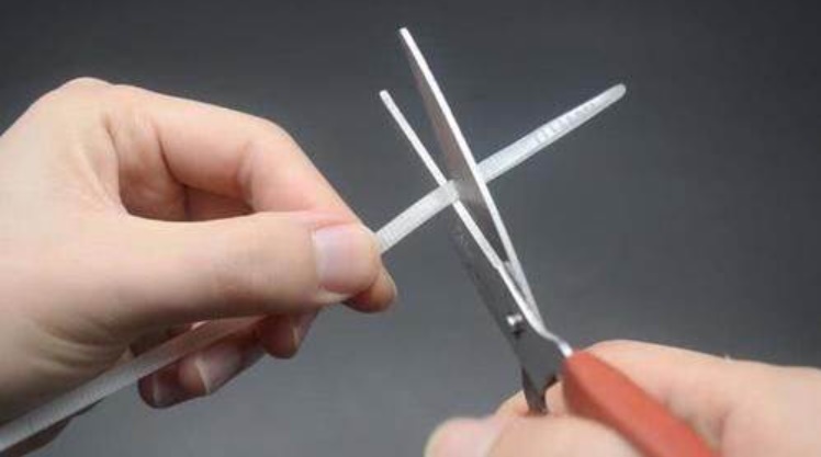 Bôi một ít kem dưỡng da tay đã hết hạn sử dụng lên cánh cửa, ai ngờ có tác dụng hiệu quả-7