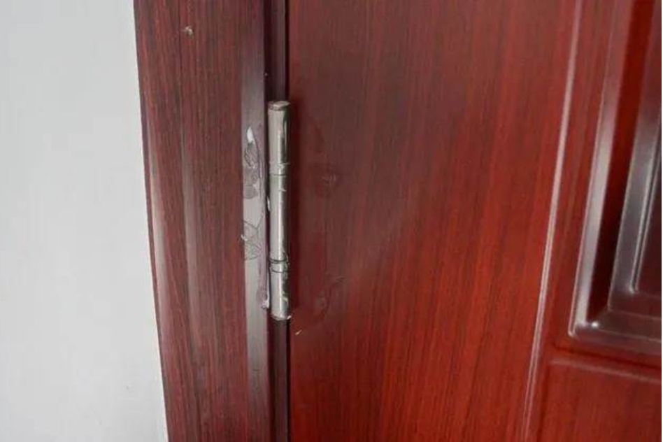 Bôi một ít kem dưỡng da tay đã hết hạn sử dụng lên cánh cửa, ai ngờ có tác dụng hiệu quả-8