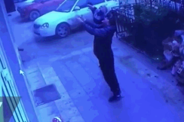 Bé gái rơi từ tầng 5 thoát chết khó tin nhờ 2 người đàn ông