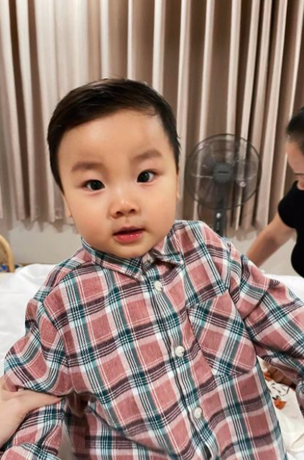 Bị phát hiện làm 1 điều quá đà cho con trai cưng, mẹ bỉm Hoà Minzy phản ứng thế nào?-9