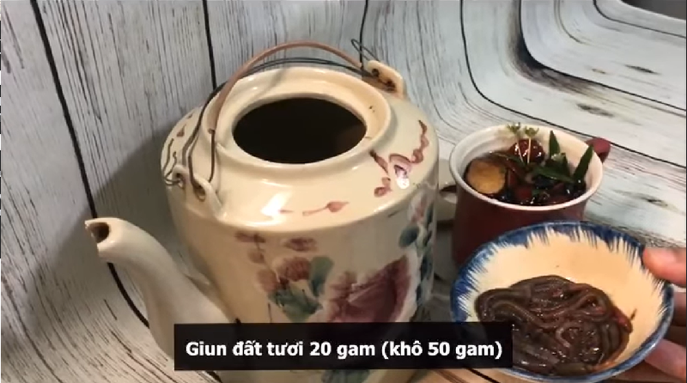 Từng bị xử phạt 7,5 triệu đồng, Angela Phương Trinh tiếp tục gây tranh cãi gay gắt khi khoe clip cận cảnh nấu chè với giun đất sống-6