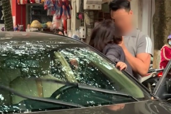 Thấy vợ không quần áo trong ô tô, chồng cởi áo khoác lao tới che chắn nhưng lại có hành động gây tranh cãi