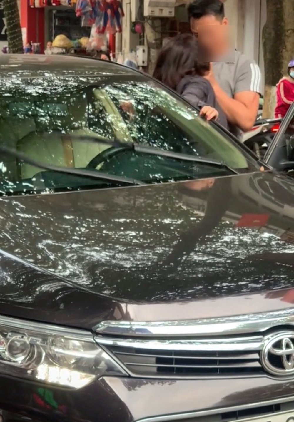 Thấy vợ không quần áo trong ô tô, chồng cởi áo khoác lao tới che chắn nhưng lại có hành động gây tranh cãi-2