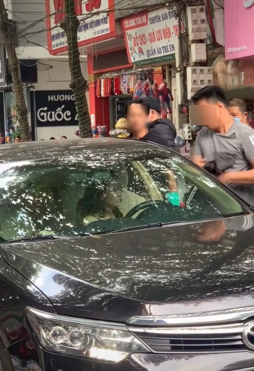 Thấy vợ không quần áo trong ô tô, chồng cởi áo khoác lao tới che chắn nhưng lại có hành động gây tranh cãi-1