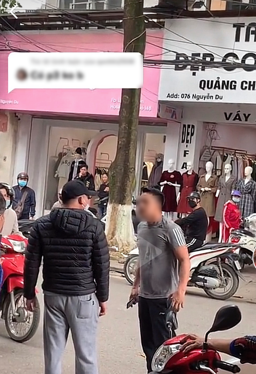 Thấy vợ không quần áo trong ô tô, chồng cởi áo khoác lao tới che chắn nhưng lại có hành động gây tranh cãi-3