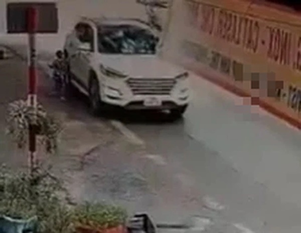 Mẹ lái ô tô cán trúng con trai 4 tuổi: Khoảnh khắc bất cẩn đến ám ảnh-1