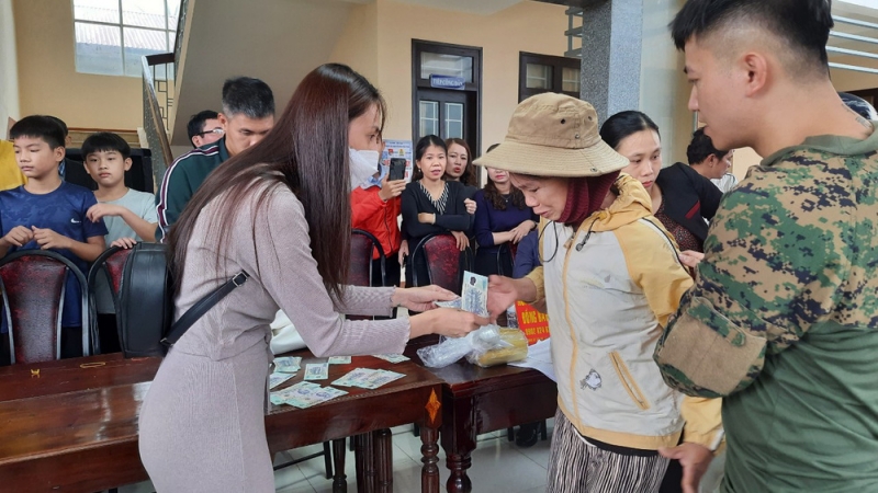 Ca sĩ Thủy Tiên từ thiện tại Quảng Trị: Chỉ đi đến những nơi thuận lợi, nhà xa đường, ngập sâu thì không đến-1