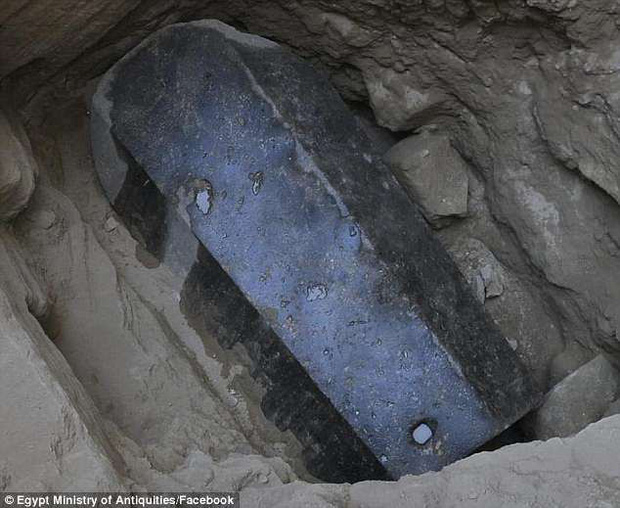 Bất chấp lời nguyền diệt vong, người Ai Cập quyết mở nắp quan tài 2.000 năm tuổi để rồi sốc với cảnh tượng kinh dị bên trong-1