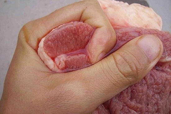 Khi đi mua thịt lợn cần tránh 7 loại 