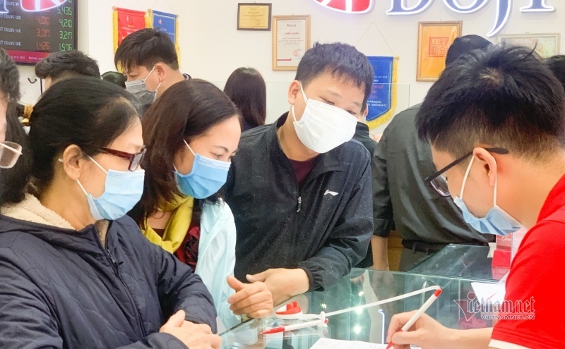 Giá vàng hôm nay 22/11: Sắp lên 1.900 USD, dân đầu tư mua vào-1