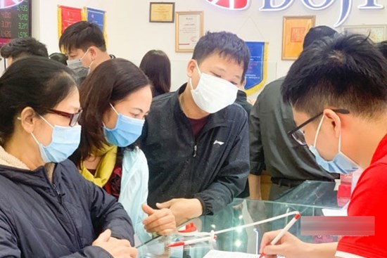 Giá vàng hôm nay 22/11: Sắp lên 1.900 USD, dân đầu tư mua vào