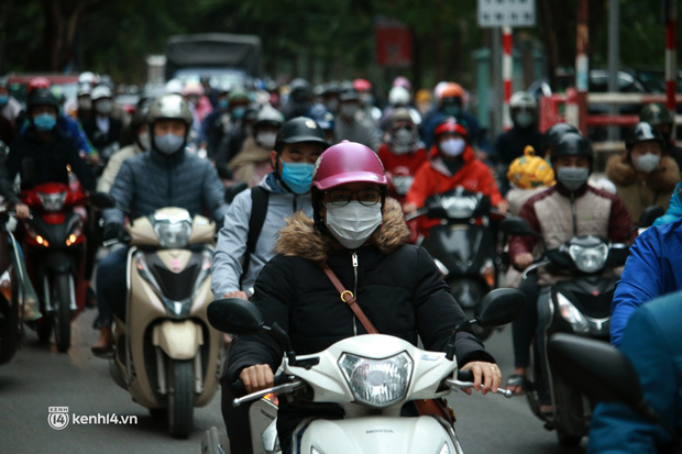 Hà Nội: Không khí lạnh bao trùm sáng đầu tuần, người dân phải mặc thêm áo mưa chống rét dù trời tạnh ráo-2