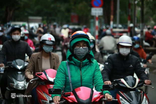 Hà Nội: Không khí lạnh bao trùm sáng đầu tuần, người dân phải mặc thêm áo mưa chống rét dù trời tạnh ráo-3