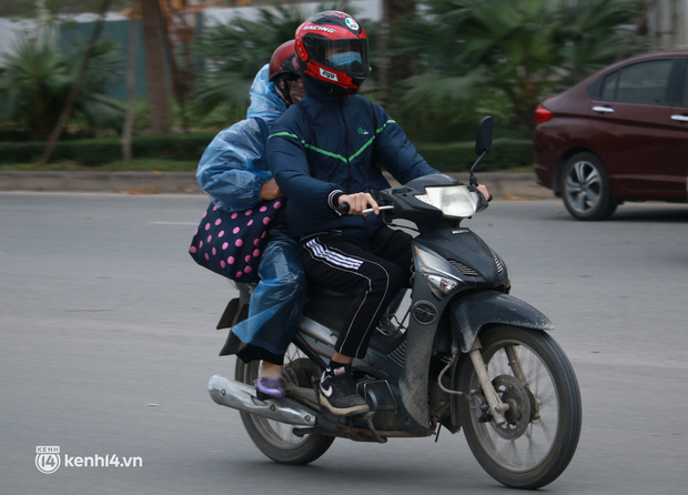 Hà Nội: Không khí lạnh bao trùm sáng đầu tuần, người dân phải mặc thêm áo mưa chống rét dù trời tạnh ráo-5