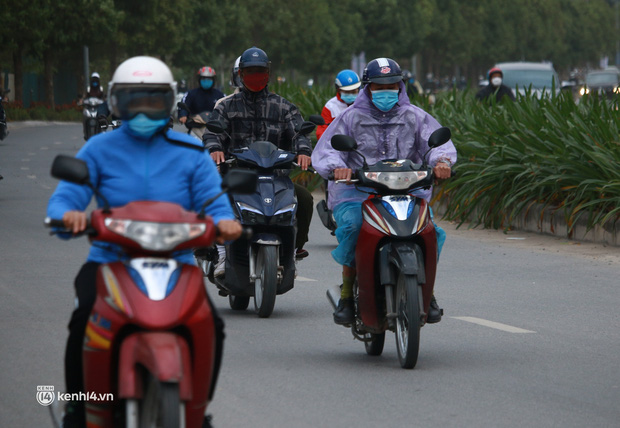 Hà Nội: Không khí lạnh bao trùm sáng đầu tuần, người dân phải mặc thêm áo mưa chống rét dù trời tạnh ráo-6