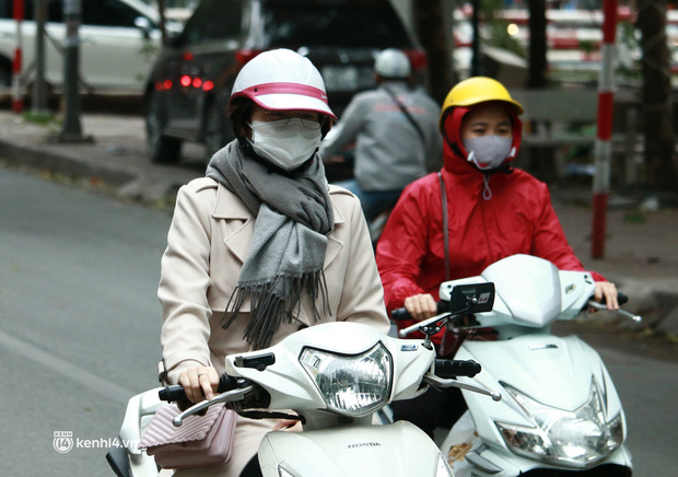 Hà Nội: Không khí lạnh bao trùm sáng đầu tuần, người dân phải mặc thêm áo mưa chống rét dù trời tạnh ráo-7