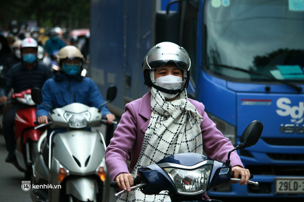 Hà Nội: Không khí lạnh bao trùm sáng đầu tuần, người dân phải mặc thêm áo mưa chống rét dù trời tạnh ráo-8