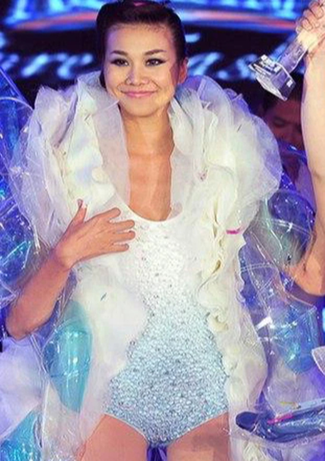 Vì suýt lộ ngực mà Thanh Hằng liên tục che chắn, nhưng 10 năm trước cô lại không phải che vì 1 lý do buồn đời...-4