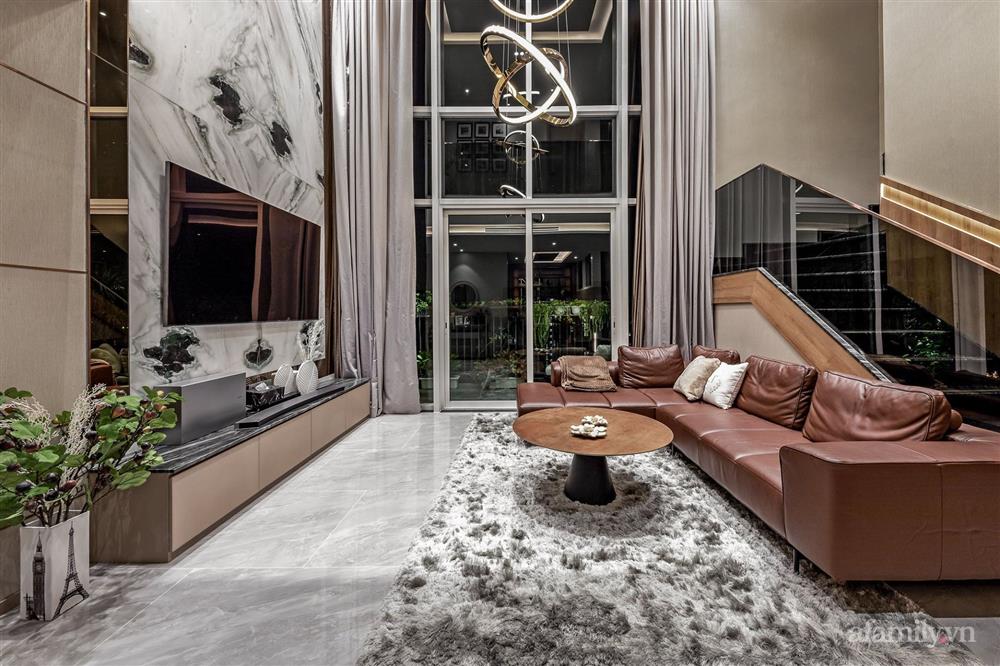 Đột nhập” bên trong căn penthouse 5 tỷ rộng 260m² xịn sò của gia đình Sài Gòn, thiết kế hiện đại xa hoa ai nhìn cũng xuýt xoa ghen tị-2