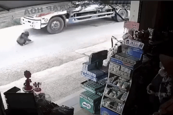 Thanh niên chặn đầu xe tải rồi nằm vật ra đường, khoảnh khắc sau đó khiến tất cả thất kinh