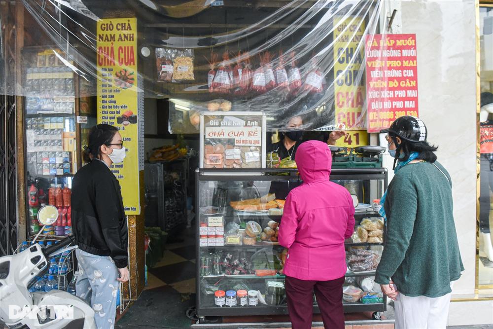 Hàng giò chả đông nhất Hà Nội 70 năm dùng chiếc cân đĩa... rách trăm tuổi-1