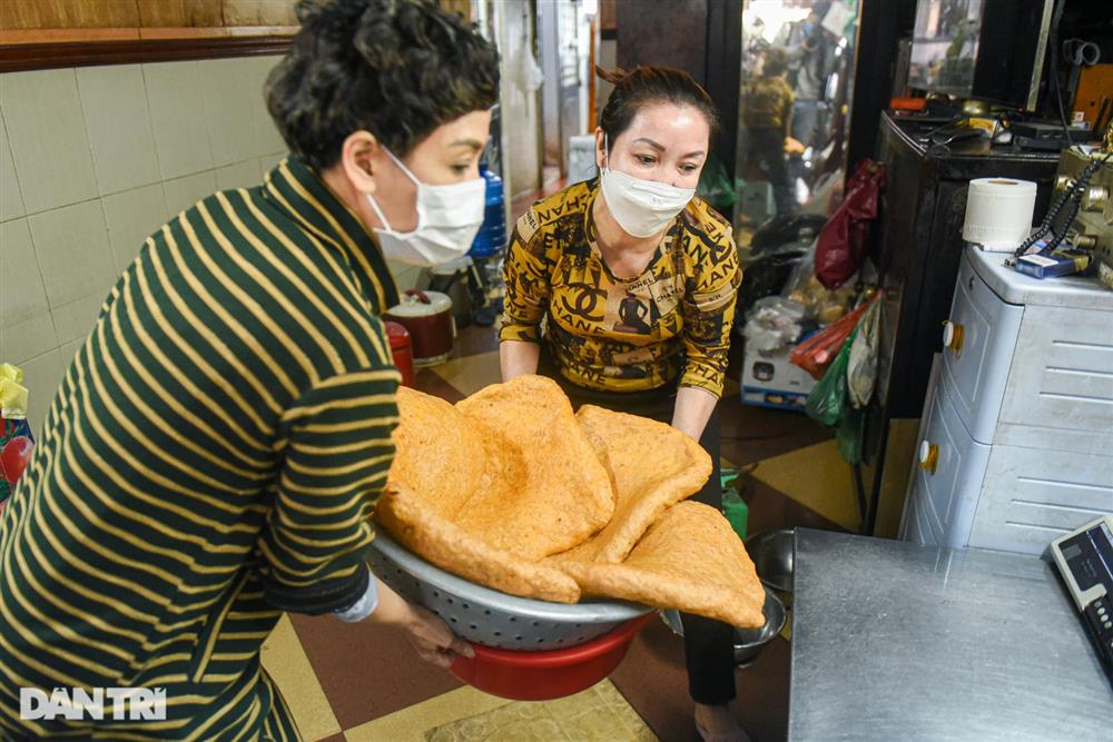 Hàng giò chả đông nhất Hà Nội 70 năm dùng chiếc cân đĩa... rách trăm tuổi-3